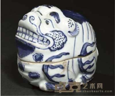 16th/17th Century A blue and white buddhistic lion shaped box and cover 